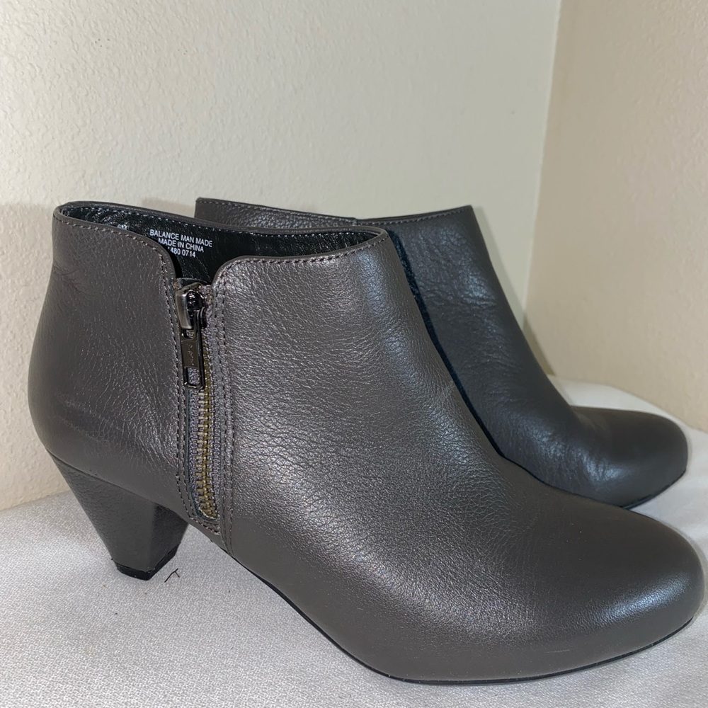 Easy Spirit Heel Bootie size 6 round toe gray